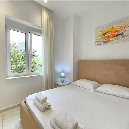 Apartament Center Unit For Rent